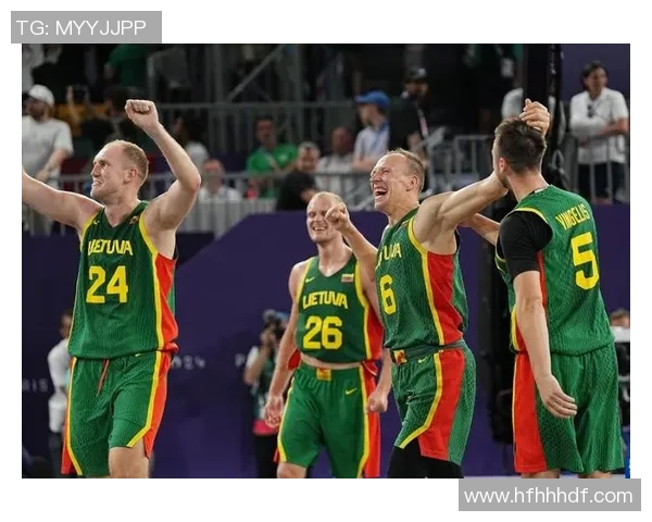 美国男篮在激烈对决中以99比94险胜立陶宛展现强大实力